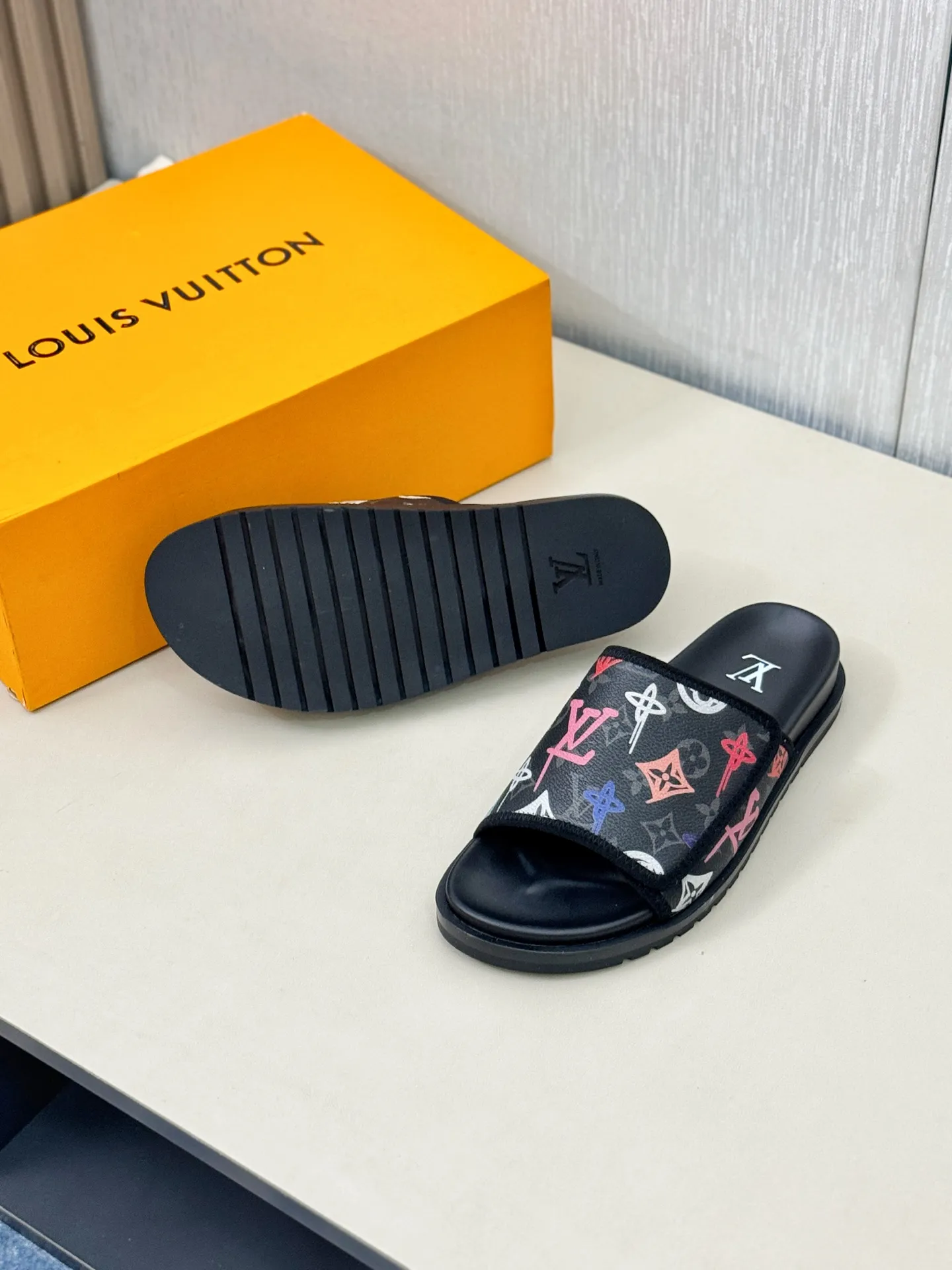 [L Home] P: 340💰Size: 38-45 Top purchasing agent lv men's summer slippers, classic presbyopia with Velcro, soft real leather lining, unique color splicing effect, distinctive personality, fashionable and trendy essential style, light and comfortable. Lightweight and tough rubber insole, micro ridged foam outsole, super comfortable!